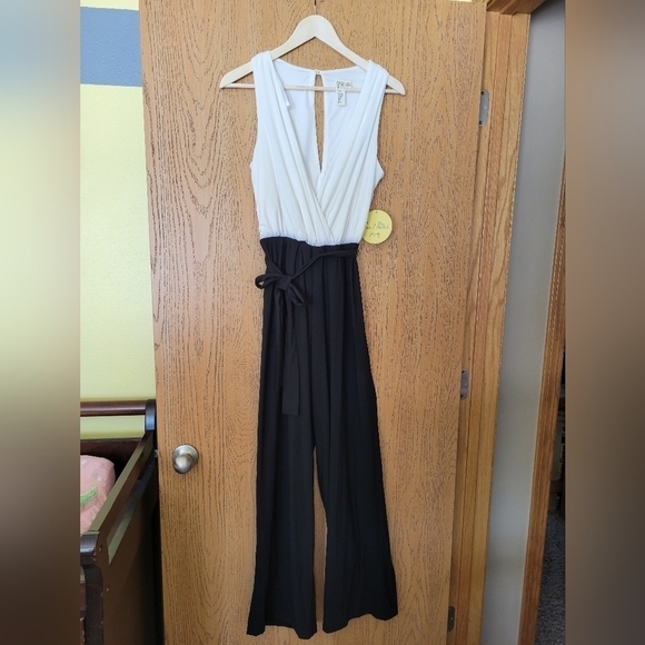 Emma & Michele Pants - Emma & Michelle black & white V plunge neckline sleeveless jumpsuit S